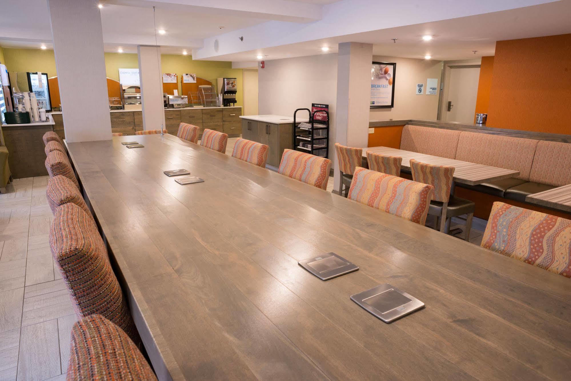 Holiday Inn Express Hotel & Suites Uptown Fredericton By Ihg מראה חיצוני תמונה